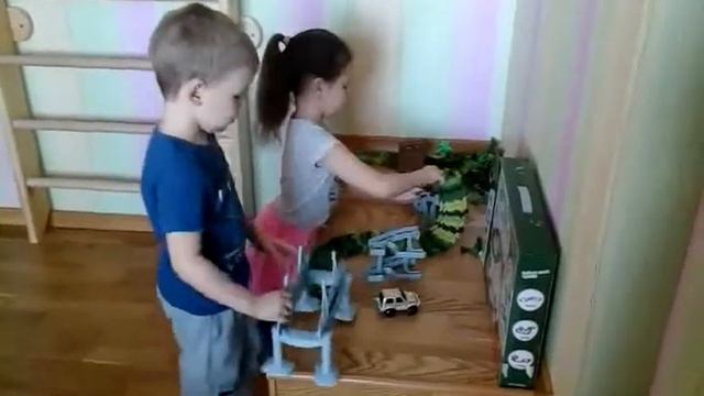 "ГИБКИЙ Трек" #Гонки и машинки#( Распаковка джип и гибкий трек) |Супер Детки смотреть онлайн