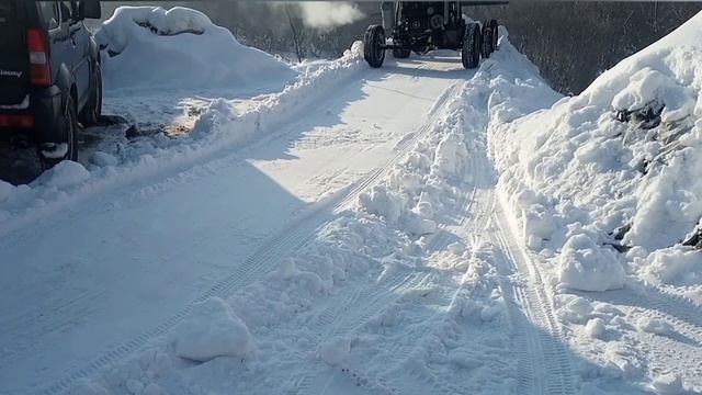 Толкаем снег,минипогрузчик с двигателем от Оки. смотреть онлайн