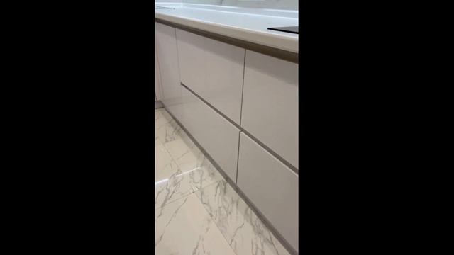 Обзор угловой кухни под потолок смотреть онлайн