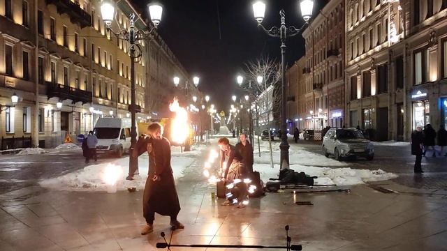 Зрелищное представление с огнём зимним морозным вечером на Малой Конюшенной улице в Санкт-Петербург смотреть онлайн