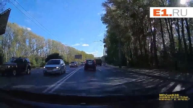В Екатеринбурге парень катается, высунувшись из машины смотреть онлайн