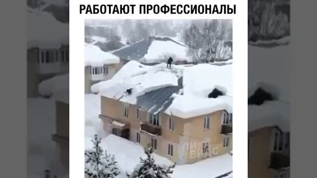 УБОРКА СНЕГА с КРЫШИ дома Дворниками... смотреть онлайн