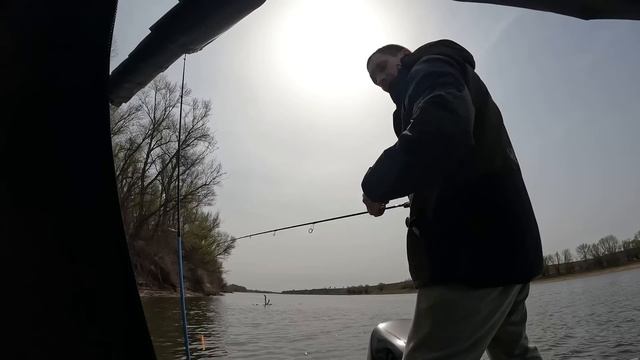 Рыбалка в Астрахани. Прорываемся в Енотаевку. Готовим уху. Кончился бензин. смотреть онлайн