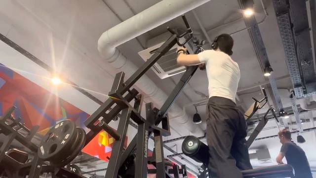 ДЕНЬ РОЖДЕНИЯ В ЗАЛЕ ( сегодня день спины ) смотреть онлайн