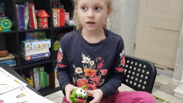 Let's Describe A Monster (ESL pre-school children learn how to describe a monster)