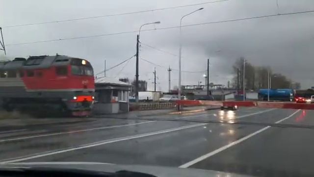 Freight Train at the railway crossing ( Грузовой поезд на железнодорожном переезде) смотреть онлайн