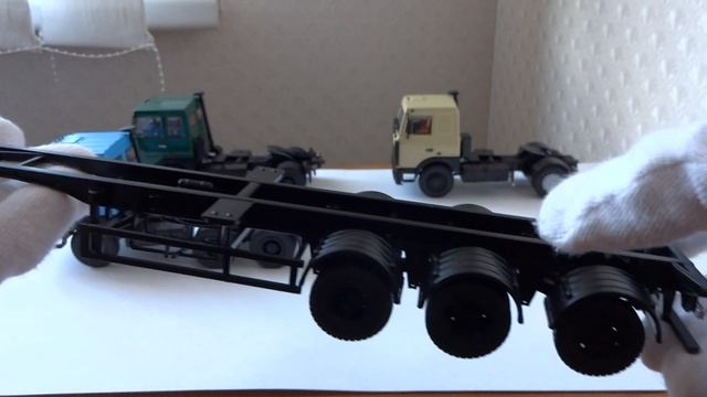 Полуприцеп контейнеровоз МАЗ-938920 с контейнерами EVERGREEN 1:43 «Автоистория» (аналог SSM) смотреть онлайн