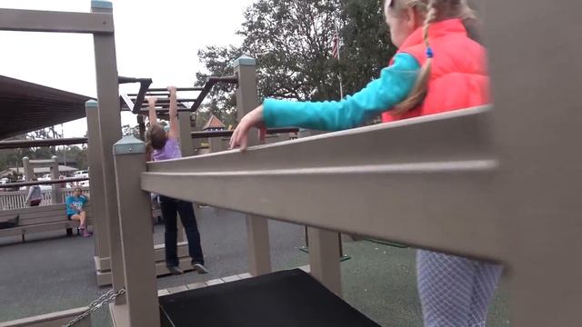 Детская площадка с горками/Лиза играет/Развлечение для детей/ВЛОГ смотреть онлайн