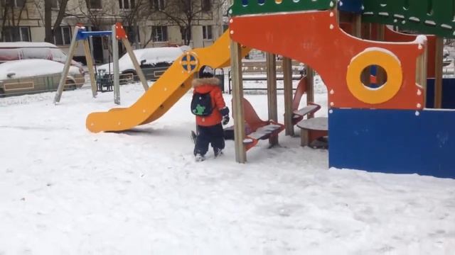 Гуляем на детской площадке выпал первый снег валяемся в снегу first snow roll in the snow смотреть онлайн