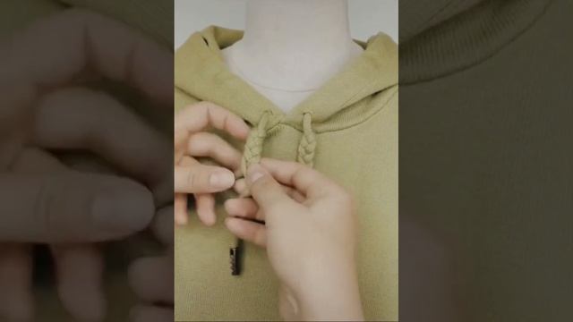 Завязать шнурки на толстовке косичкой смотреть онлайн