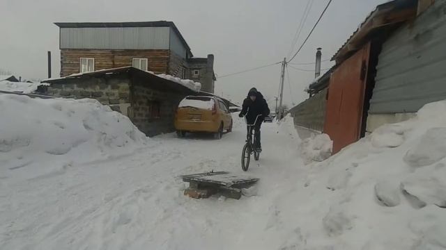 НА Велике зимой делаем прыжки УПАЛ НА СПИНУ 2 РАЗА!!! смотреть онлайн