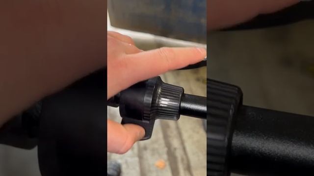 Kugoo Kirin G3 слетела пружинка на ручке газа(снимается через отключение от бортового компьютера ) смотреть онлайн