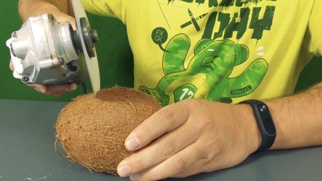 КАК РАСПИЛИТЬ КОКОС БУМАЖНЫМ ДИСКОМ!? ПРОВЕРКА ЛАЙФХАКОВ от СЛАВЫ ШТИГЛИЦА смотреть онлайн