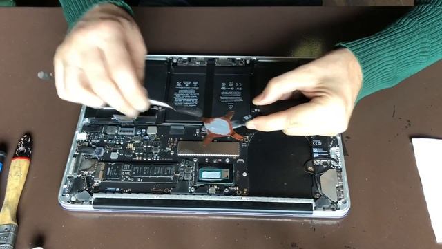 Замена термопасты MacBook Pro 13” Early 2015 A1502 смотреть онлайн
