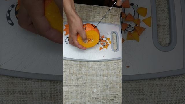 Как вырезать тыкву на хэллоуин своими руками ? #shorts смотреть онлайн