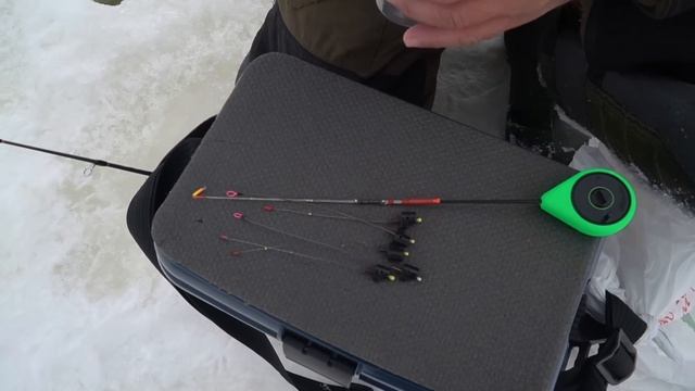 Дядя Фёдор ловит на банан! Зимняя рыбалка - она такая... смотреть онлайн