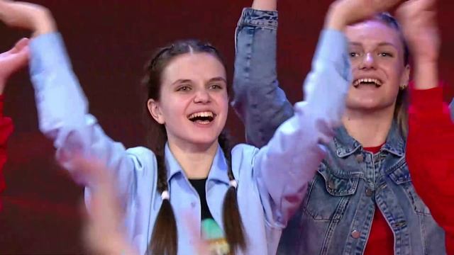 Владимир Путин вместе с участниками Движения первых поют гимн Российской Федерации смотреть онлайн