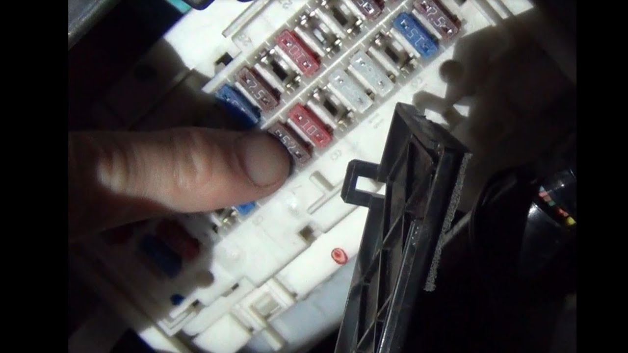 Замена предохранителя №20 системы диагностики в Тойота королла Е150 смотреть онлайн