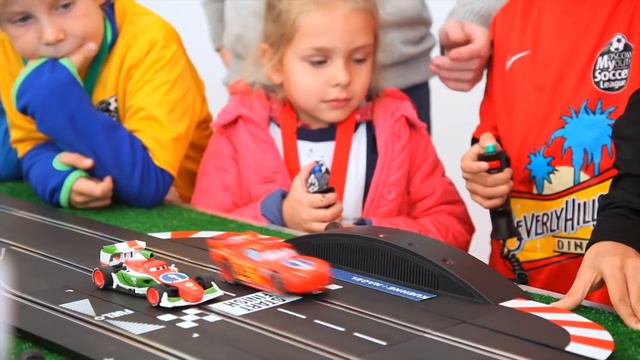 Гонки Молния Маквин на пульте управления. Маквина игра. Трасса с машинками Тачки на пульте. смотреть онлайн