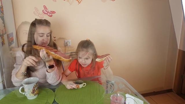 24 ЧАСА Покупаем ТОЛЬКО ГИГАНТСКИЕ и мини Продукты MAXI vs mini CHALLENGE смотреть онлайн