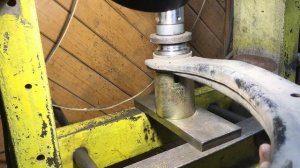 Хонда Степвагон, замена сайлентблоков переднего рычага Honda Stepwagon replacement of front bushings