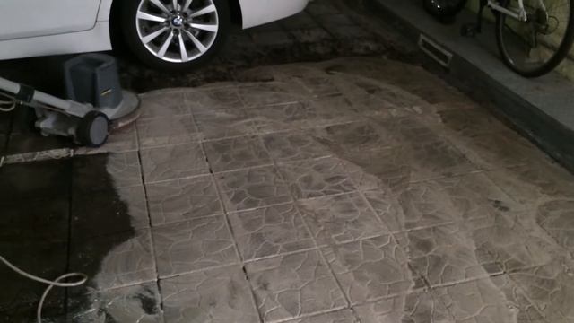 Профессиональная мойка пола. Мойка плитки паркинга. Однодисковая поломойная машина Karcher BDS43/18 смотреть онлайн