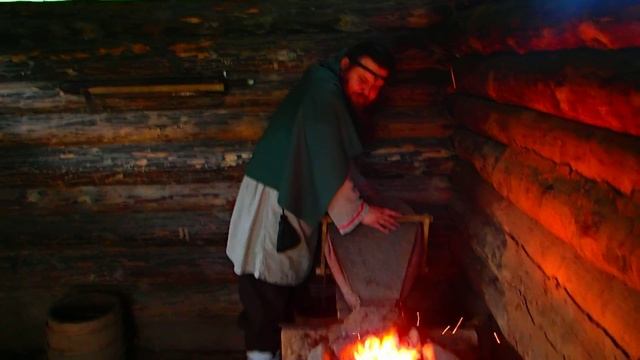 Вот так проходит процесс ковки железа в кузнице - изготовления всяких интересностей из железа. смотреть онлайн