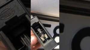 Пежо 308 Замена лампочки подсветки номера Пежо 308