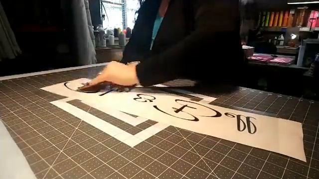 How to layer decal vinyl EASILY! смотреть онлайн