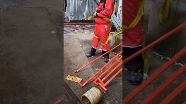 Саша (смешной) Как одевать монтажный пояс смотреть онлайн