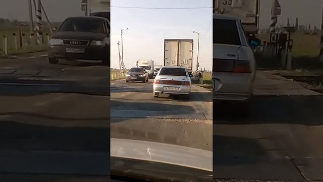 Ж/Д переезд возле г. Крымск Краснодарского края смотреть онлайн