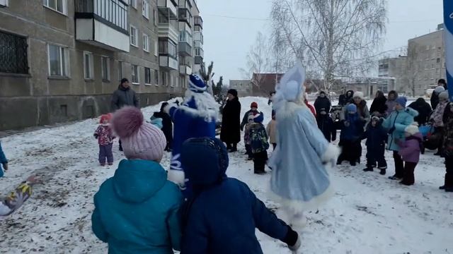 Новогодний хоровод во дворе дома 9 по ул. Терешковой пос. Железнодорожный г. Копейск смотреть онлайн