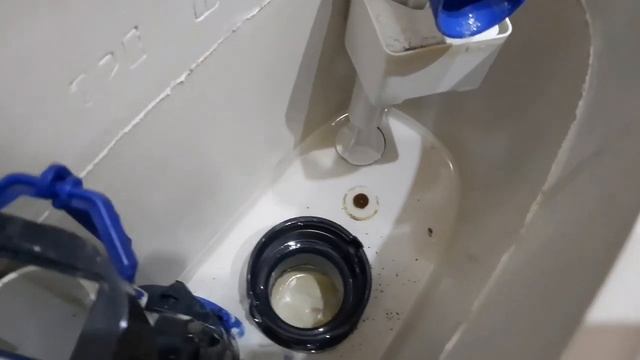 Протекает бачок унитаза: быстрый способ устранения проблемы смотреть онлайн