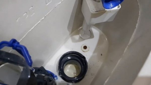 Протекает бачок унитаза: быстрый способ устранения проблемы