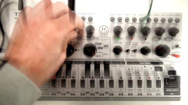 Behringer TD-3-MO & my Roland TR-909 [no talking] - techno/electro/house смотреть онлайн