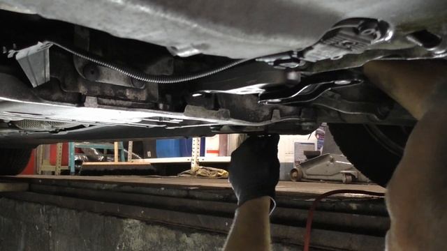 Wymiana pouszki silnika i pod silnikiem VW TOURAN Golf Passat смотреть онлайн