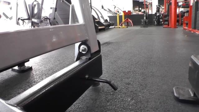 Тренажер для ягодичных мышц Nautilus Glute Drive смотреть онлайн