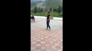 Парень классно танцует   YouTube