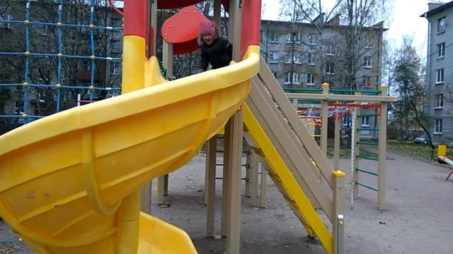 Гуляем на детской площадке в Пушкине.Делаем куличики.Играем в ресторан смотреть онлайн