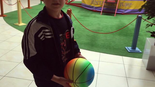 Херсон, ходим по ТРЦ FABRIKA, набивание мяча смотреть онлайн