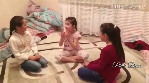 Маленькие делают пижамную вечеринку.