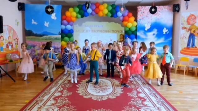 Танец "Топ-кап-хлоп".Муз.рук.Е.Рабская. смотреть онлайн