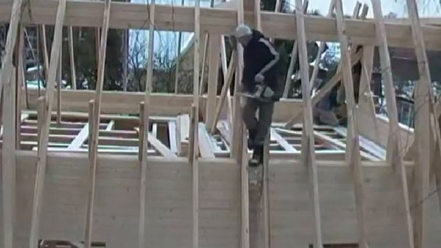 Дом из клееного бруса. Часть 11. Укрепляем стропильную систему смотреть онлайн