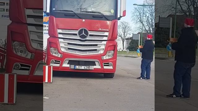 С наступающим новым годом, дальнобойщики #дальнобой #водители смотреть онлайн