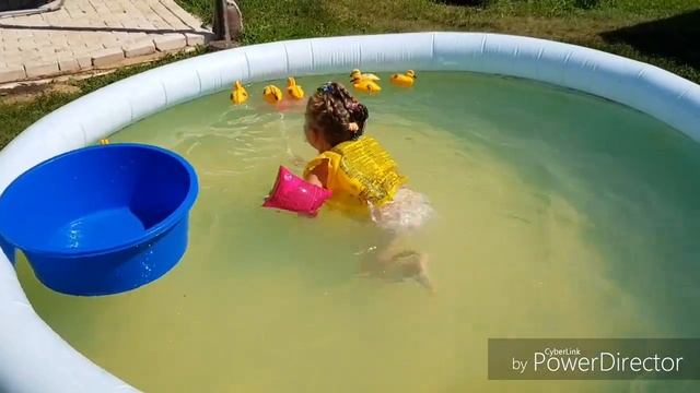 Ребенок на даче. Купаемся в бассейне.) Развиваем все группы мышц). А Вы с нами!?) Лето - это супер! смотреть онлайн