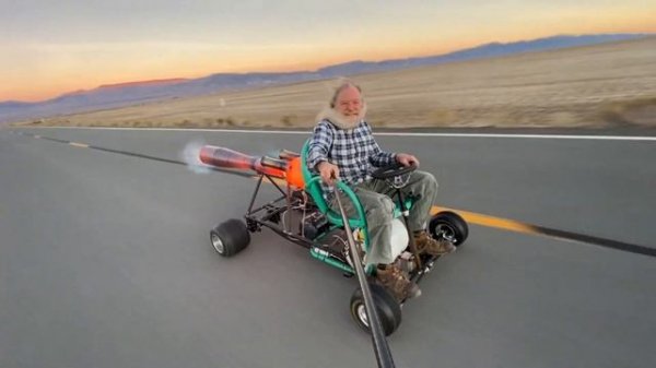 Crazy Rocketman:Green ROCKET LAWN CHAIR!