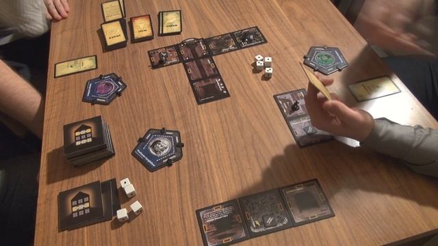 На столе: Betrayal at House on the Hill с Бр. Ву HD смотреть онлайн