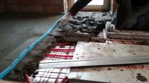 Заливка трубок  теплого пола бетоном.