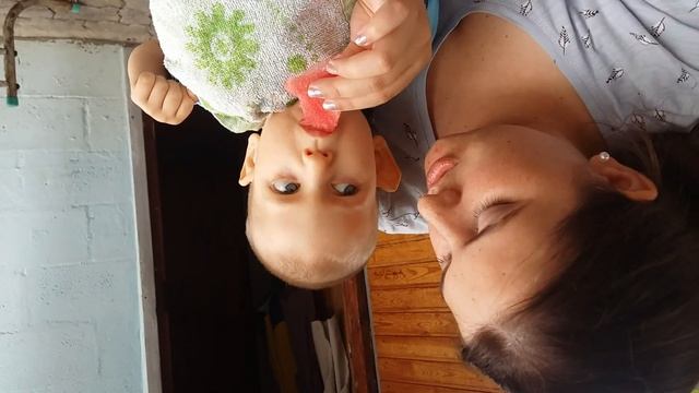 VLOG: Отлично проводим время у бабушки. Вовочка кушает Арбуз. смотреть онлайн