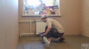 Выравнивание пола плиточным клеем. Процесс выполнения работ.